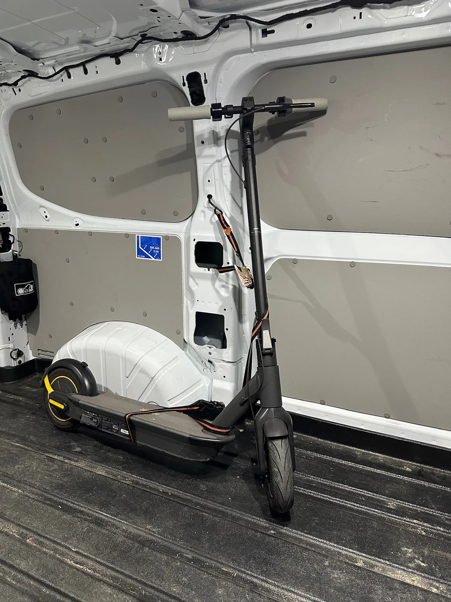Un monopattino elettrico caricato nel vano di un furgone TaxiFyt